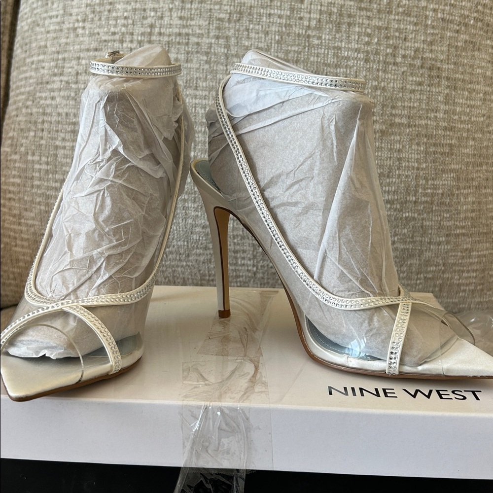 Nine West Parise 3 White/Clear Pointed Toe Stiletto Heels-Size 9 NWOT - Picture 10 of 10